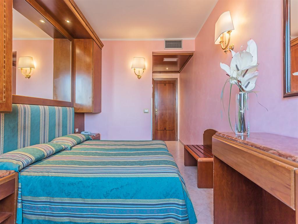 ราเอลี โฮเต็ล ซิรากูซา Hotel โรม ภายนอก รูปภาพ
