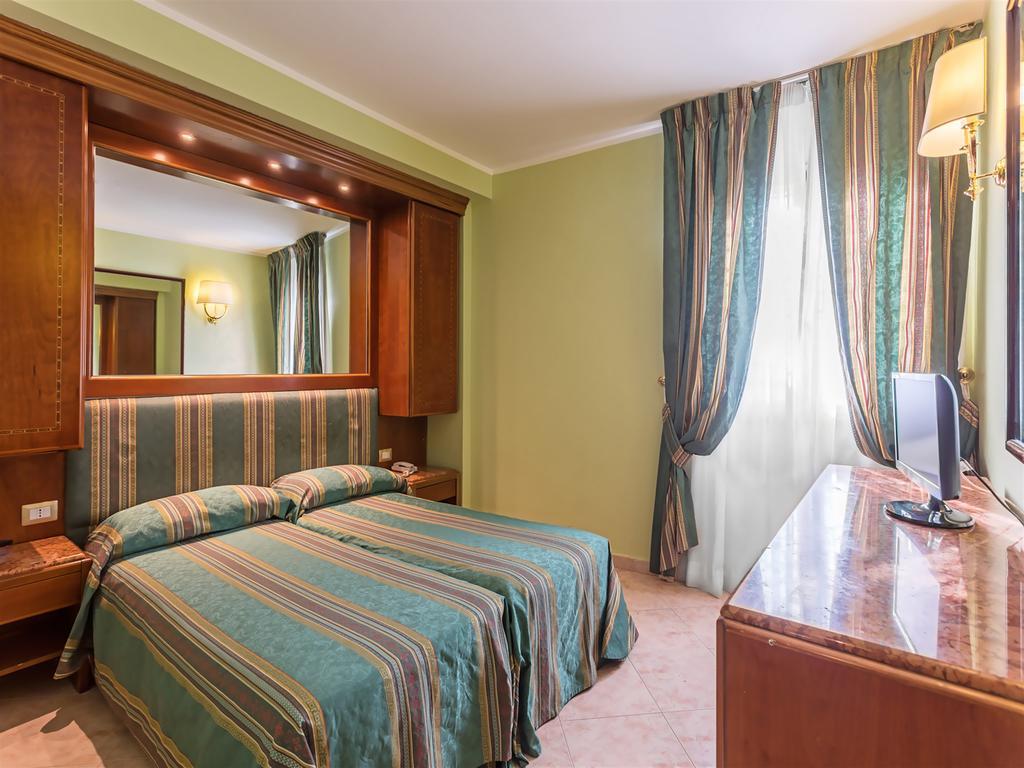 ราเอลี โฮเต็ล ซิรากูซา Hotel โรม ภายนอก รูปภาพ
