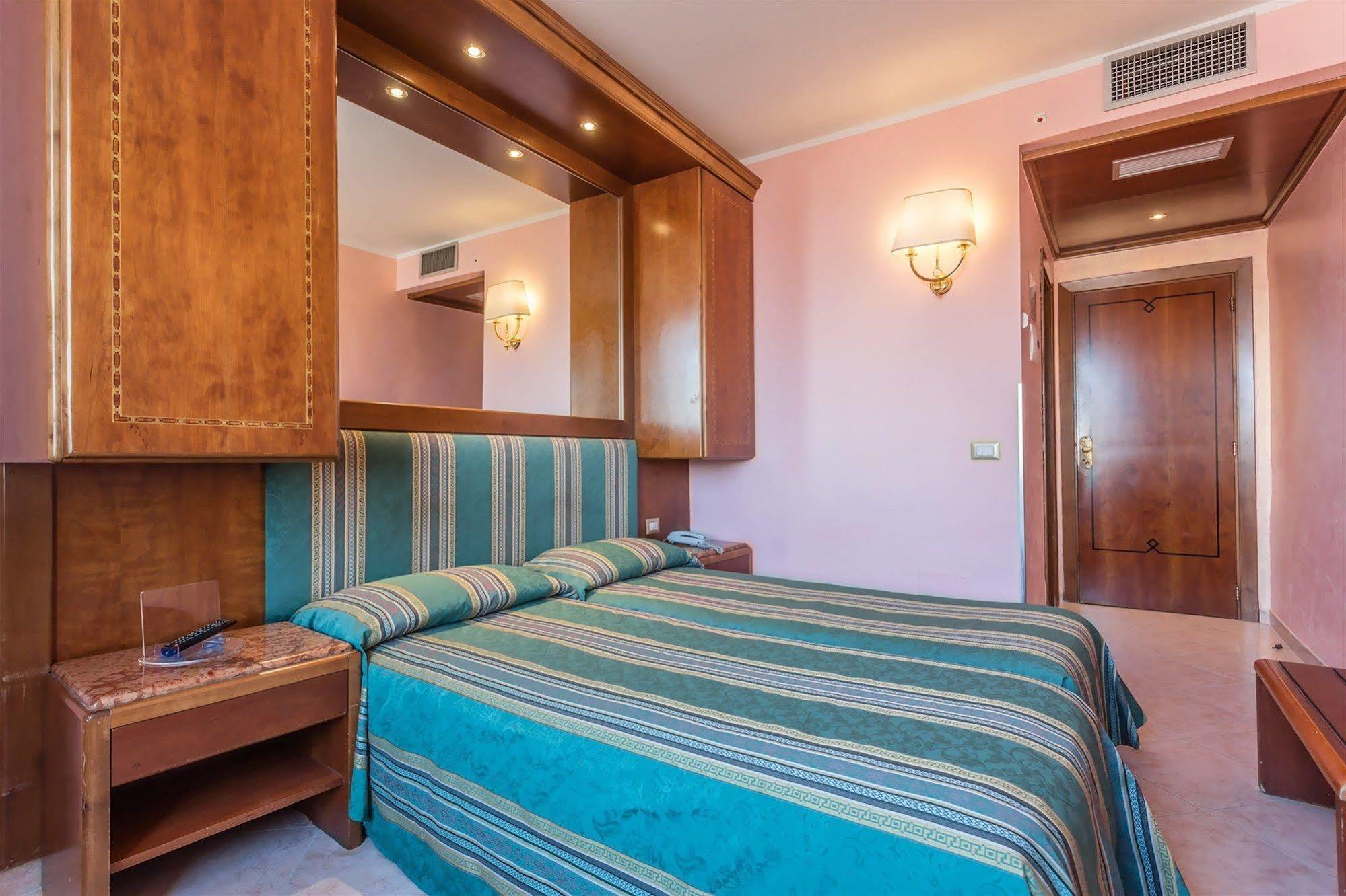 ราเอลี โฮเต็ล ซิรากูซา Hotel โรม ภายนอก รูปภาพ